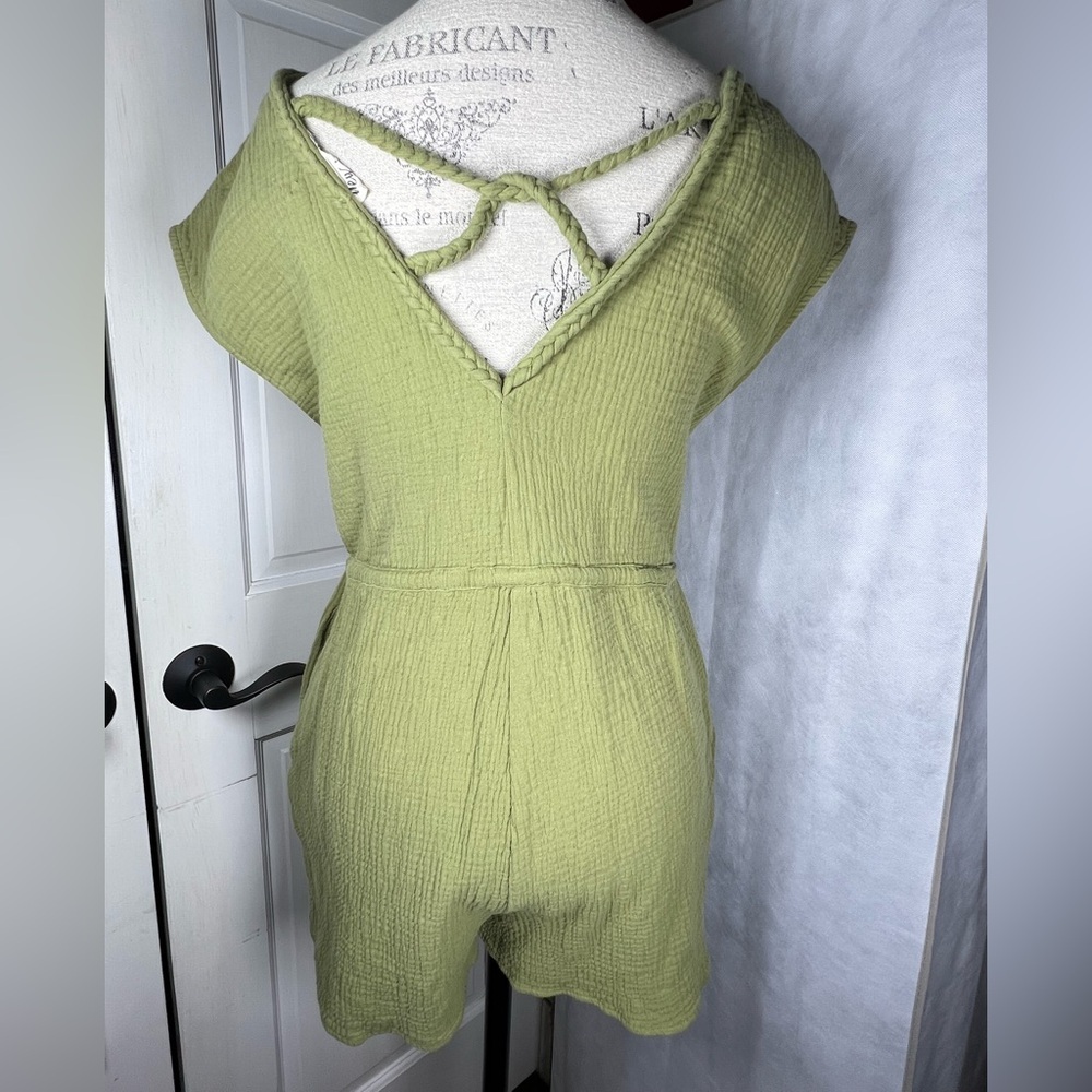 New In Gauzy Fabric Romper with Side Pockets Waist Tie Like New Size Medium - Picture 3 of 4